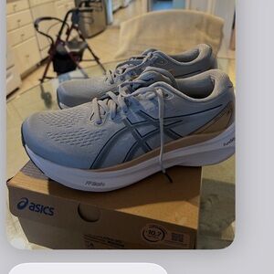 ASICS women’s white Gray Running Shoes